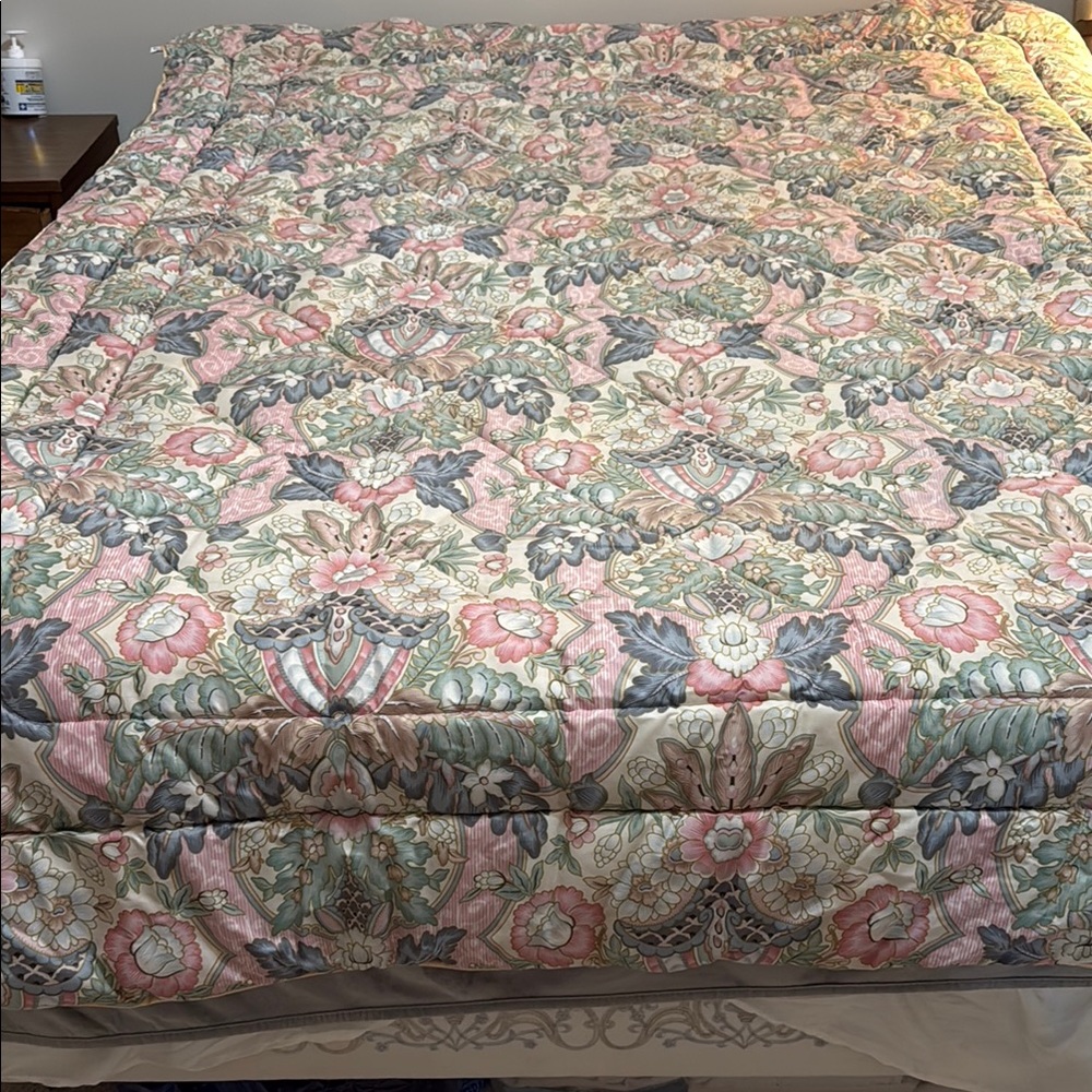 Floral Patterned Comforter - Reversible. single bed.